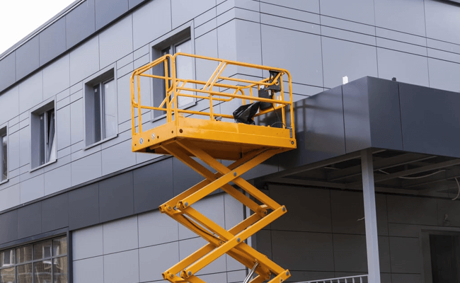 La piattaforma elevatrice viene utilizzata quando è necessario raggiungere piani alti per il facchinaggio meccanizzato e le scale o l'ascensore non possono essere impiegati per trasportare gli oggetti.